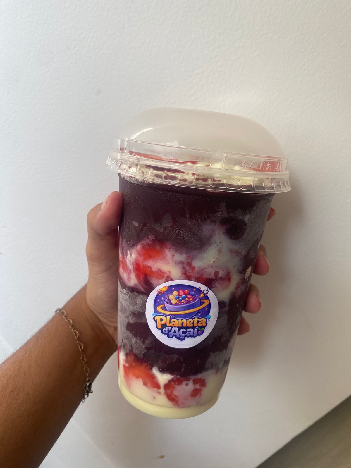 Copo grande de açaí com morango e creme