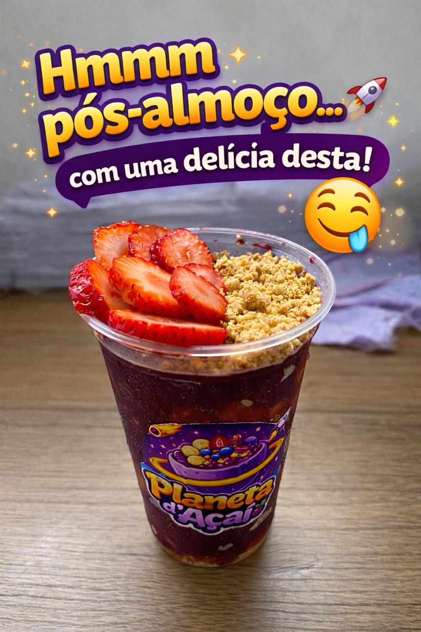 Copo de açaí com morangos e farofa doce