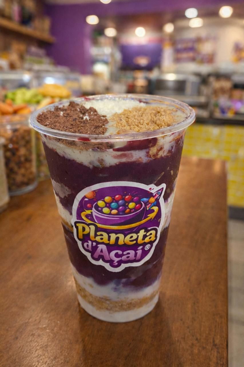 Copo trufado de açaí em ambiente de loja