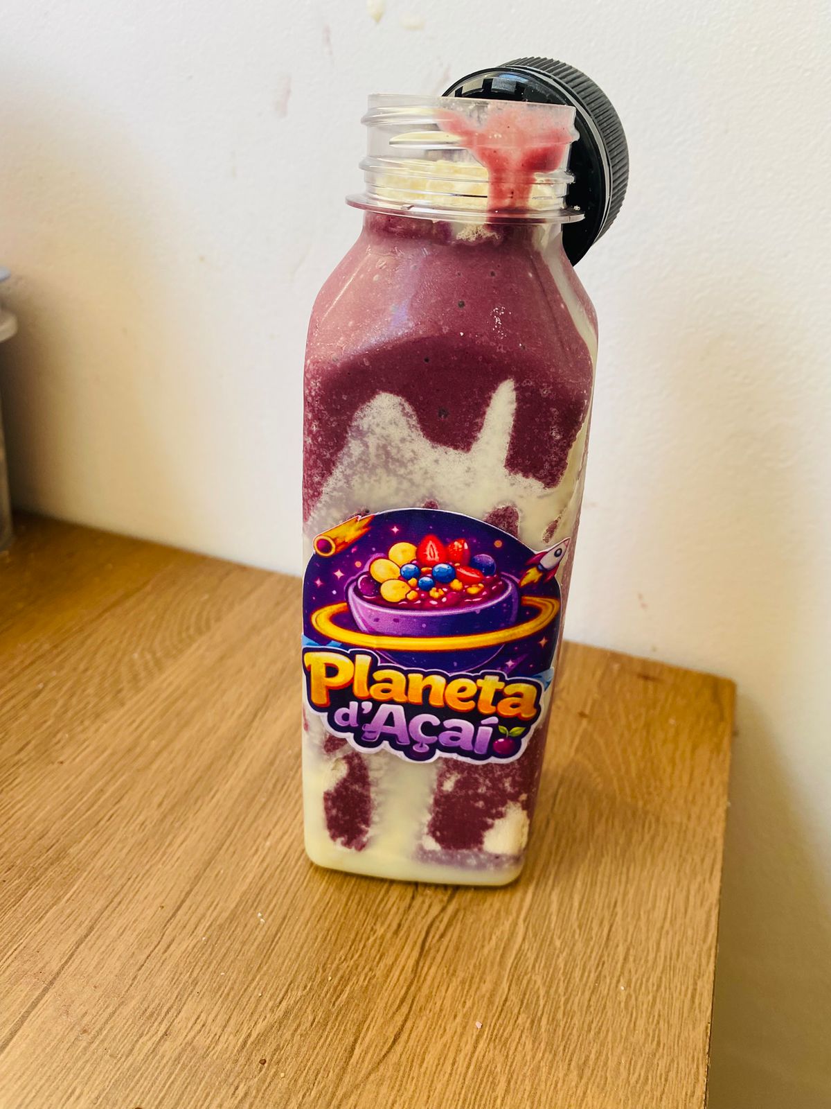 Garrafa de açaí com creme e morango