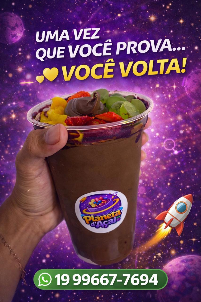 Copo grande de açaí com frutas e cobertura de chocolate