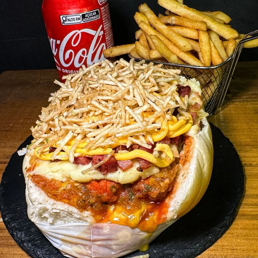 Combo com hot-dog, batata frita e refrigerante